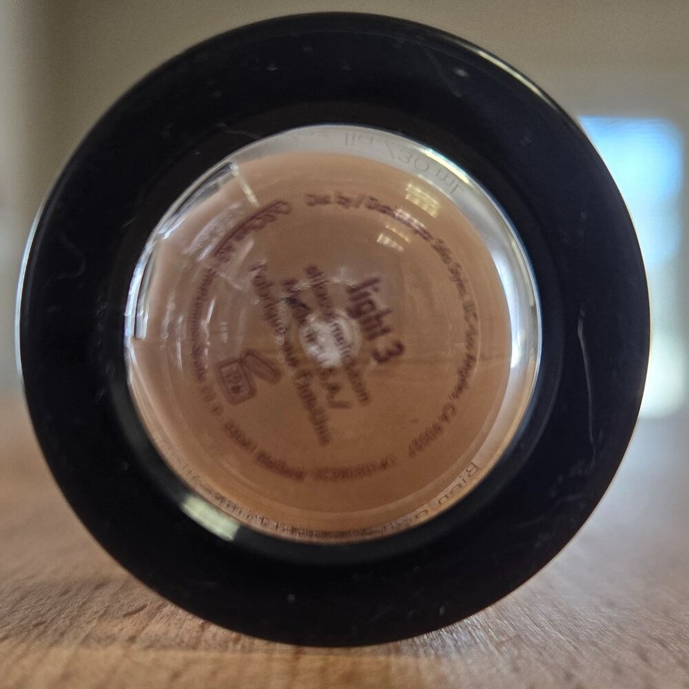 Stila Hide & Chic Foundation (Light 3) - Picture 4 of 4
